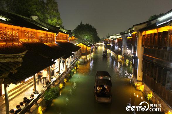 夜幕下的烏鎮(zhèn)（王甲鑄攝）