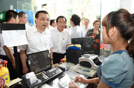 李克強改變考察行程 走進雜貨店