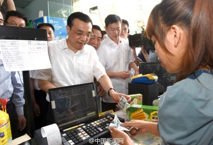 李克強改變考察行程 走進雜貨店